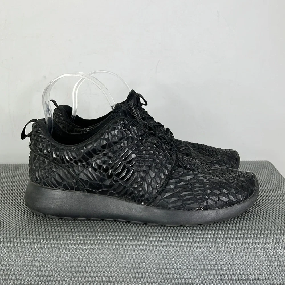 Nike triple black textured roshe one athletic shoes us women’s size 9